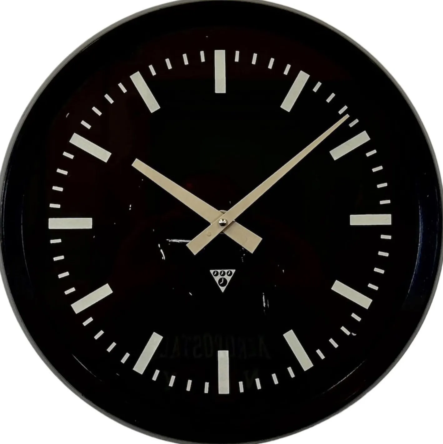 Industrielle Fabrik Wanduhr aus Bakelit von Pragotron, 1970er