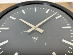 Industrielle Fabrik Wanduhr aus Bakelit von Pragotron, 1970er