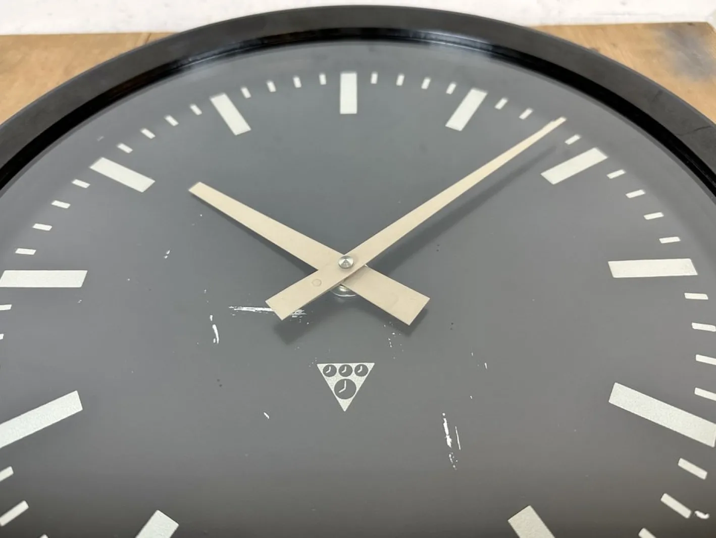 Industrielle Fabrik Wanduhr aus Bakelit von Pragotron, 1970er