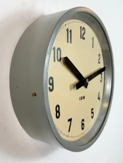 Industrielle graue Fabrik Wanduhr von IBM, 1950er