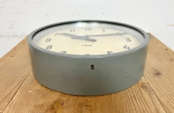Industrielle graue Fabrik Wanduhr von IBM, 1950er