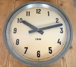 Industrielle graue Fabrik Wanduhr von IBM, 1950er