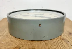 Industrielle graue Fabrik Wanduhr von IBM, 1950er