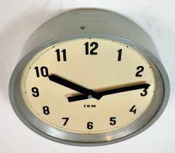 Industrielle graue Fabrik Wanduhr von IBM, 1950er