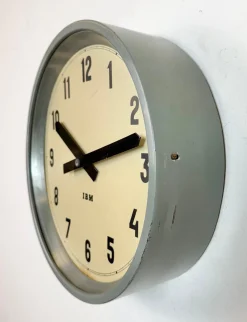 Industrielle graue Fabrik Wanduhr von IBM, 1950er