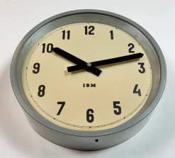 Industrielle graue Fabrik Wanduhr von IBM, 1950er