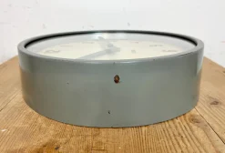 Industrielle graue Fabrik Wanduhr von IBM, 1950er