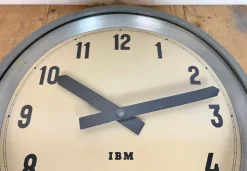 Industrielle graue Fabrik Wanduhr von IBM, 1950er