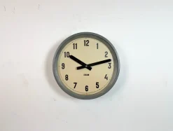 Industrielle graue Fabrik Wanduhr von IBM, 1950er