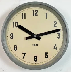 Industrielle graue Fabrik Wanduhr von IBM, 1950er