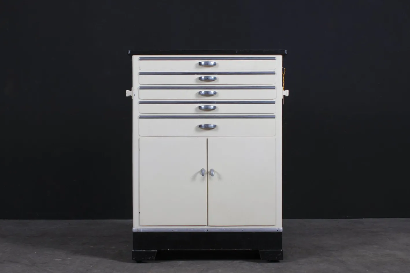 Industrieller Vintage Bauhaus Schrank von Baisch, 1940er