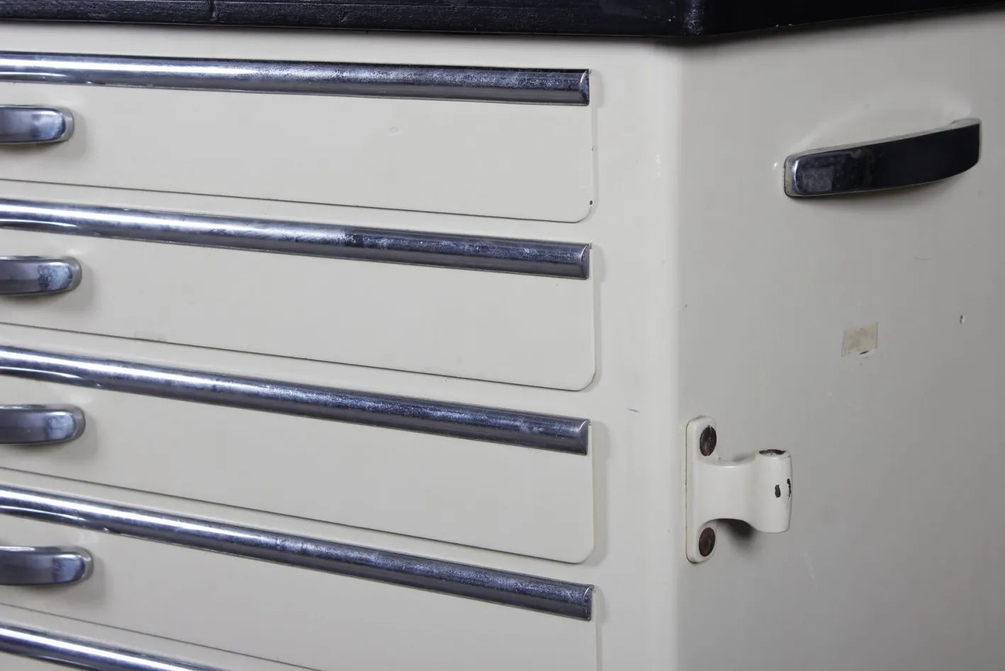 Industrieller Vintage Bauhaus Schrank von Baisch, 1940er