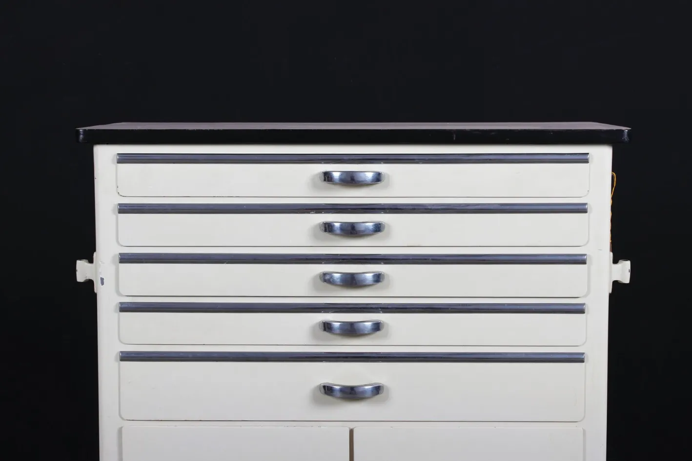 Industrieller Vintage Bauhaus Schrank von Baisch, 1940er