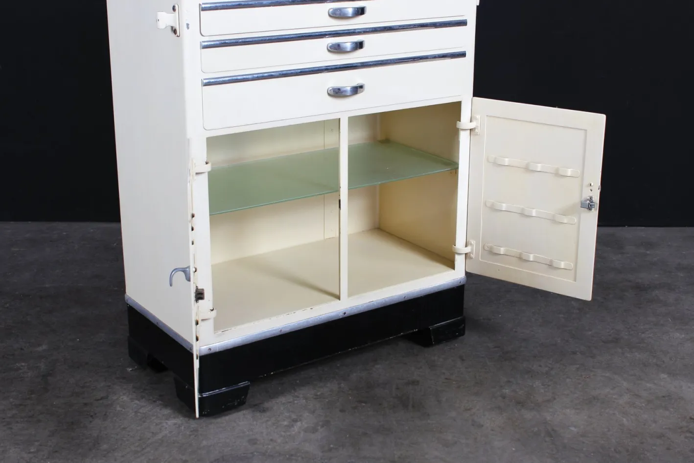 Industrieller Vintage Bauhaus Schrank von Baisch, 1940er