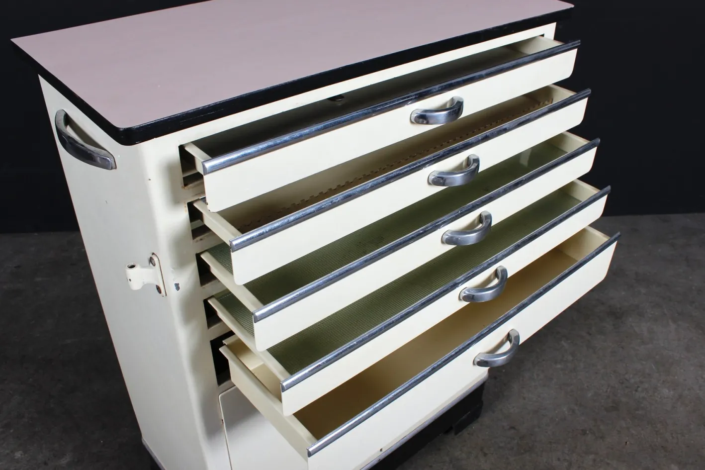 Industrieller Vintage Bauhaus Schrank von Baisch, 1940er