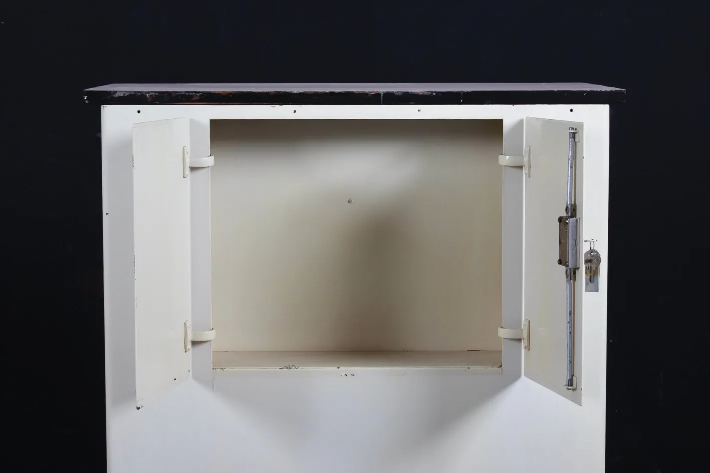 Industrieller Vintage Bauhaus Schrank von Baisch, 1940er