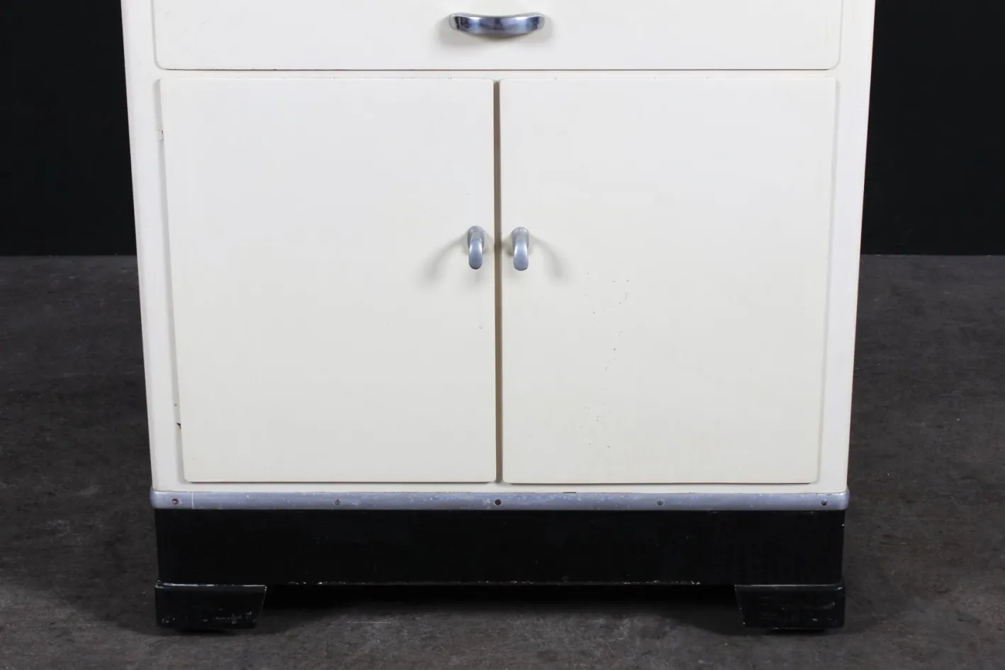 Industrieller Vintage Bauhaus Schrank von Baisch, 1940er