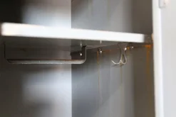Industrieller Vintage Kleiderschrank aus Eisen