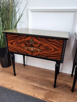 Italienische Art Deco Nachttische aus Nussholz mit Glasplatten, 1950er, 2er Set