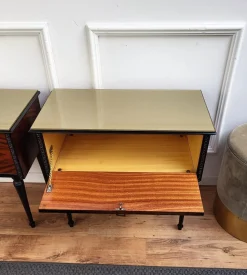 Italienische Art Deco Nachttische aus Nussholz mit Glasplatten, 1950er, 2er Set