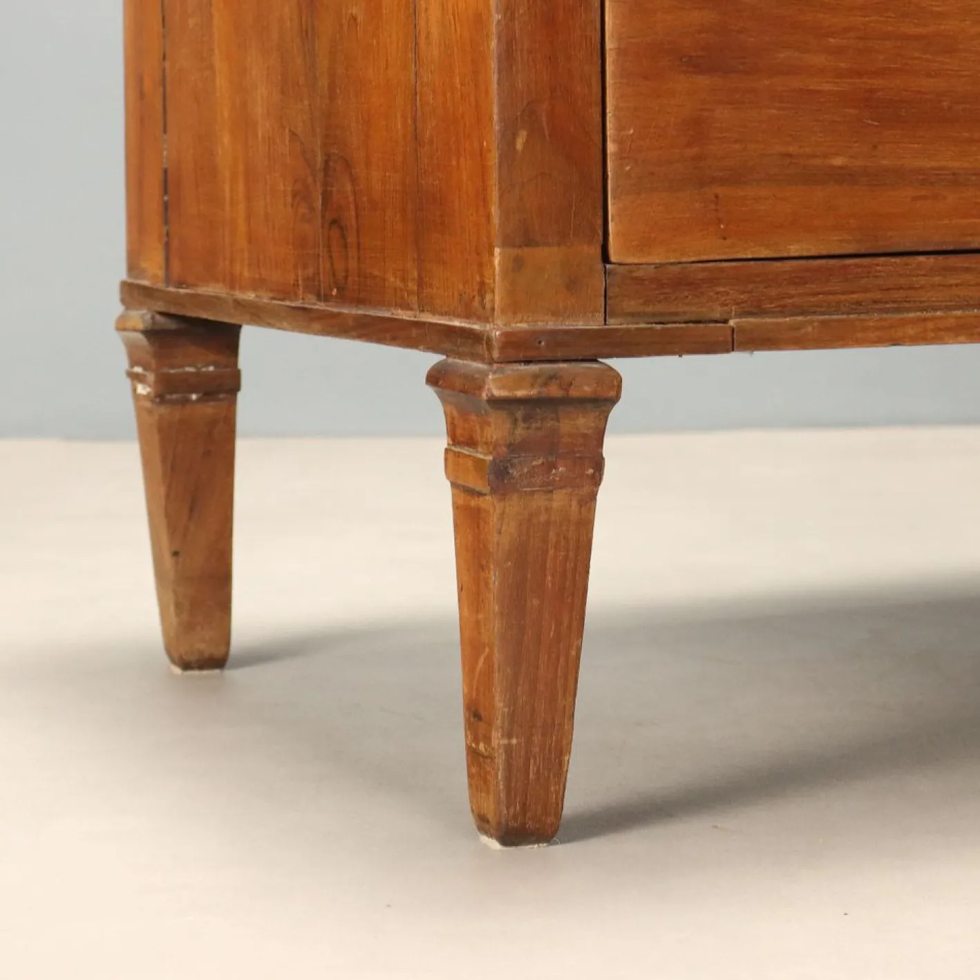 Italienische Directoire Kommode aus Nussholz, frühes 19. Jh