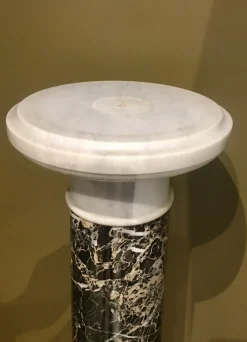 Italienische Empire Marmorsäule in Schwarz-Weiß