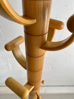 Italienische Eschenholz & Travertin Garderobe im Stil von Ettore Sottsass