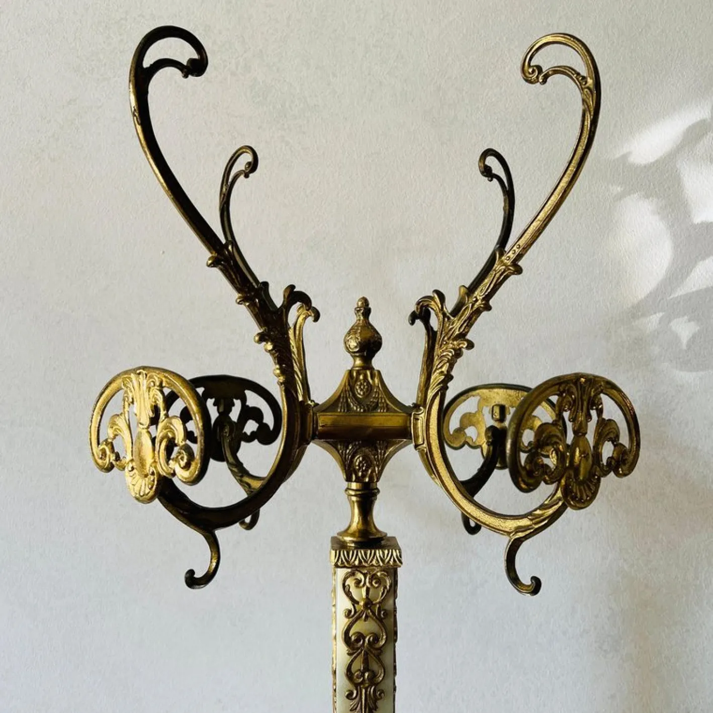 Italienische Garderobe im Hollywood Regency Stil aus Marmor