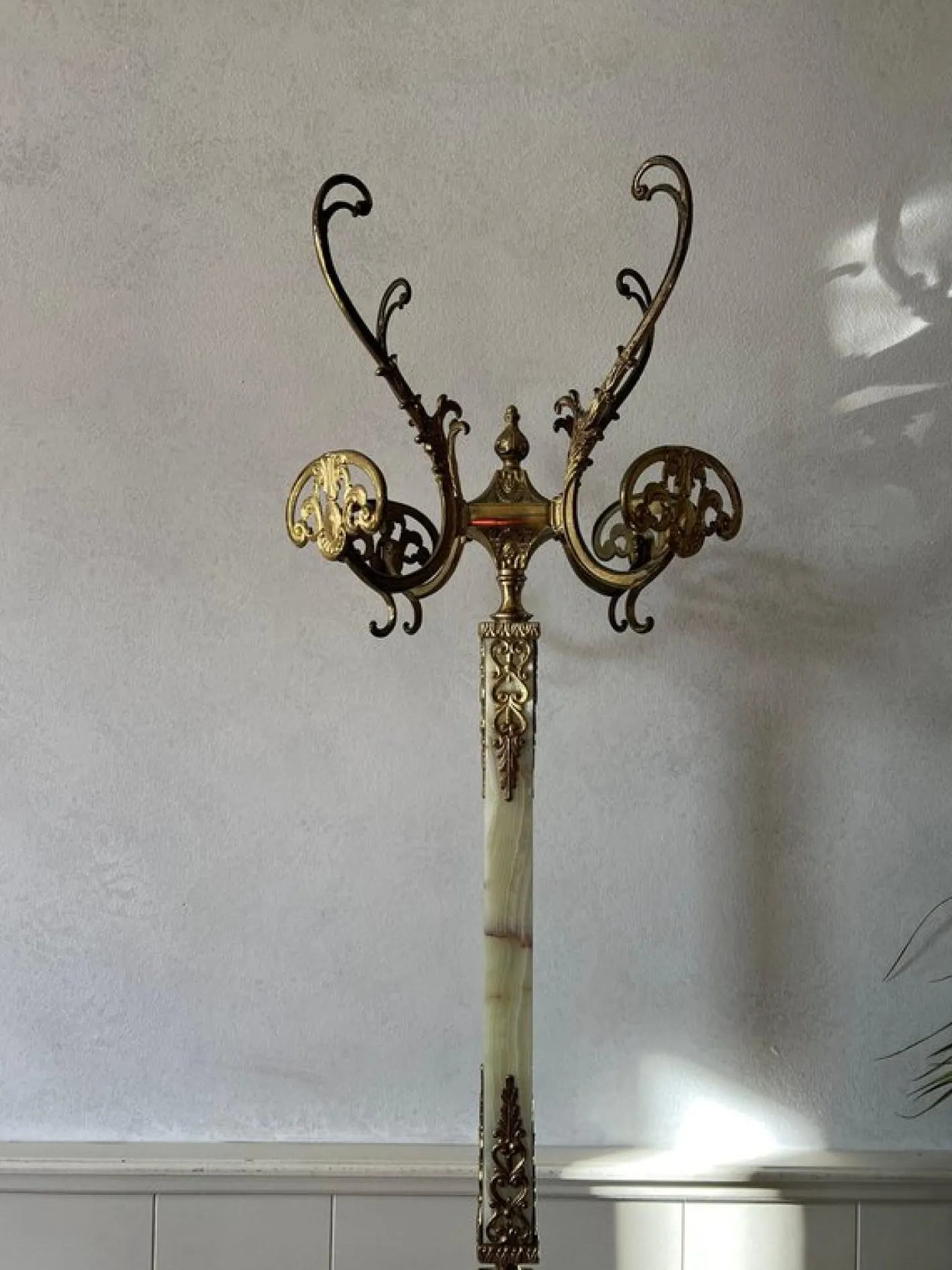 Italienische Garderobe im Hollywood Regency Stil aus Marmor