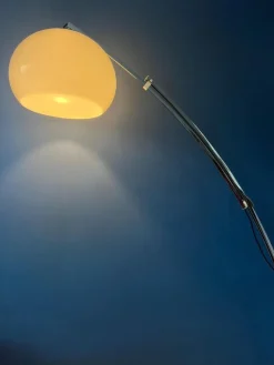 Italienische Mid-Century Bogen Stehlampe mit Acrylglasschirm von Goffredo Reggiani