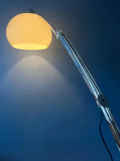 Italienische Mid-Century Bogen Stehlampe mit Acrylglasschirm von Goffredo Reggiani