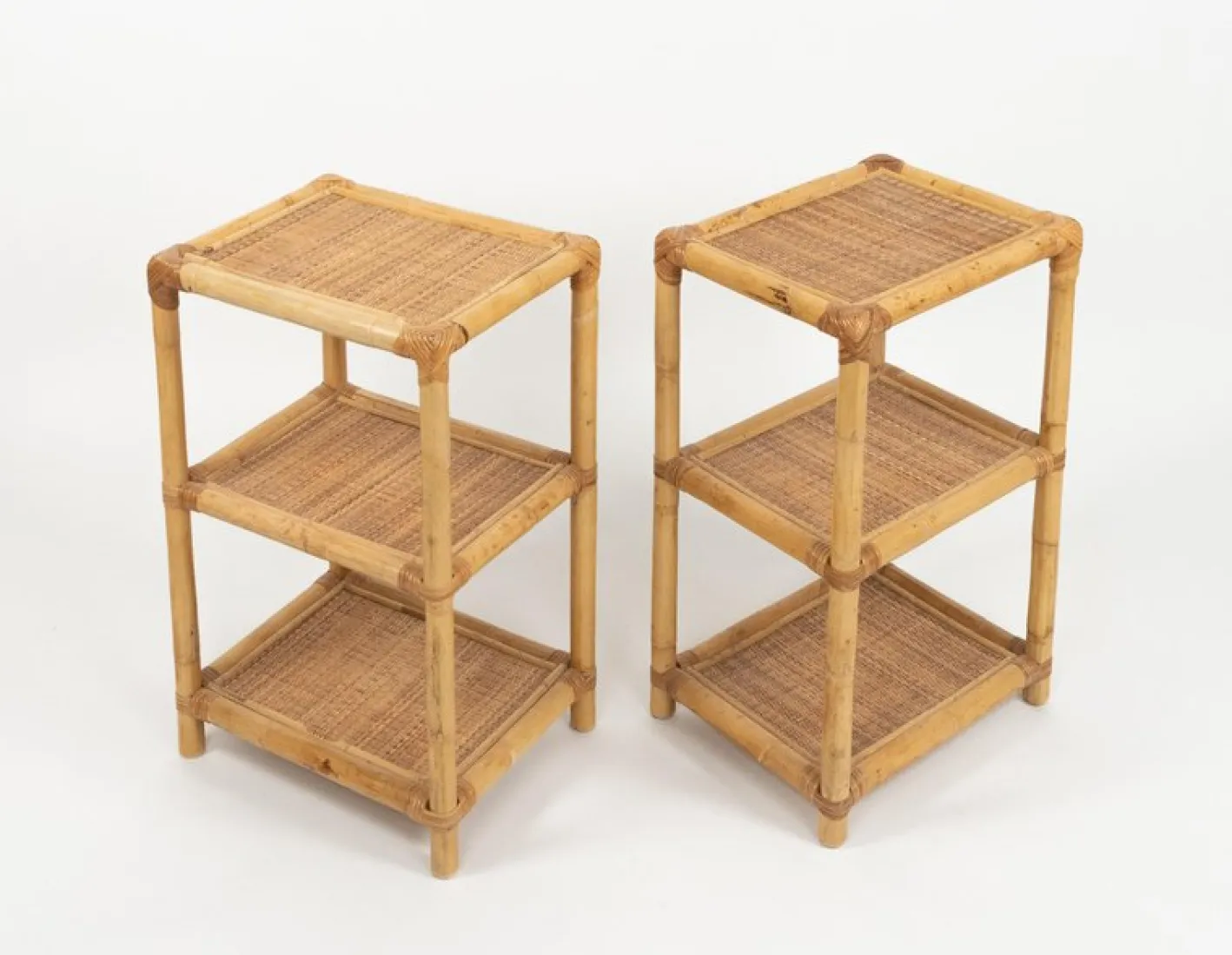 Italienische Mid-Century Modern Beistelltische aus Bambus, Rattan & Korbgeflecht, 1970er, 2er Set