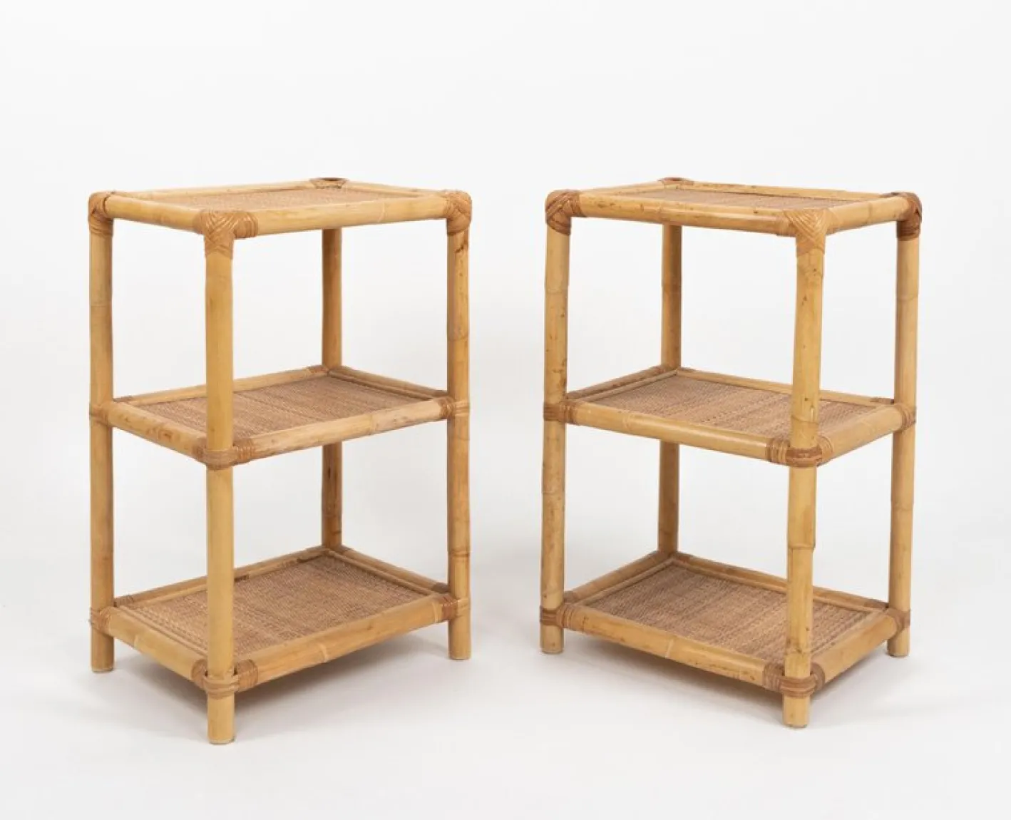 Italienische Mid-Century Modern Beistelltische aus Bambus, Rattan & Korbgeflecht, 1970er, 2er Set