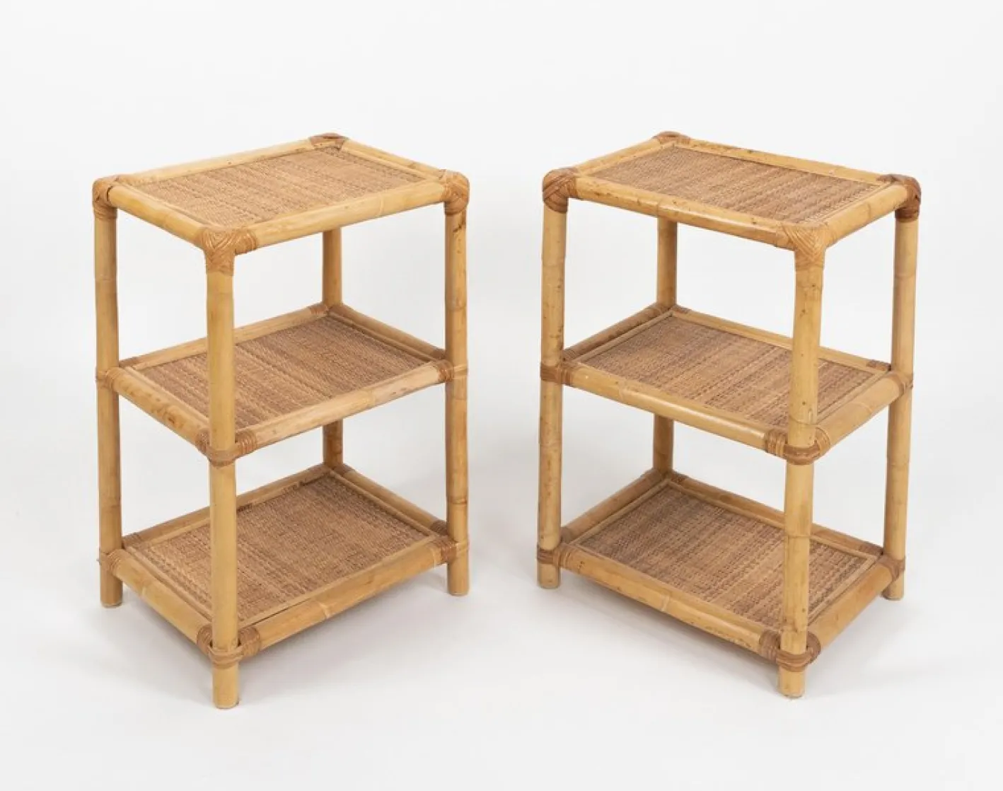 Italienische Mid-Century Modern Beistelltische aus Bambus, Rattan & Korbgeflecht, 1970er, 2er Set