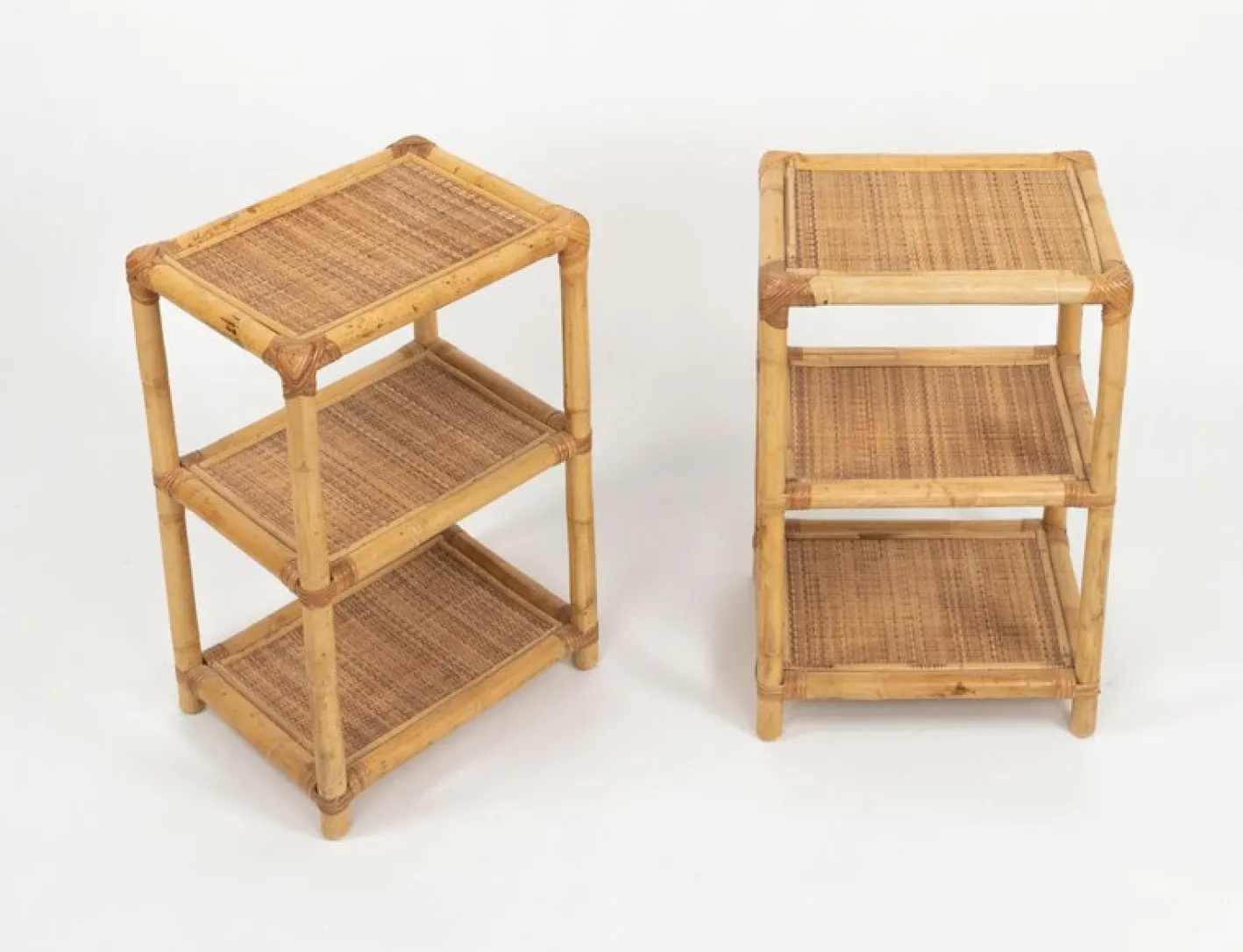 Italienische Mid-Century Modern Beistelltische aus Bambus, Rattan & Korbgeflecht, 1970er, 2er Set