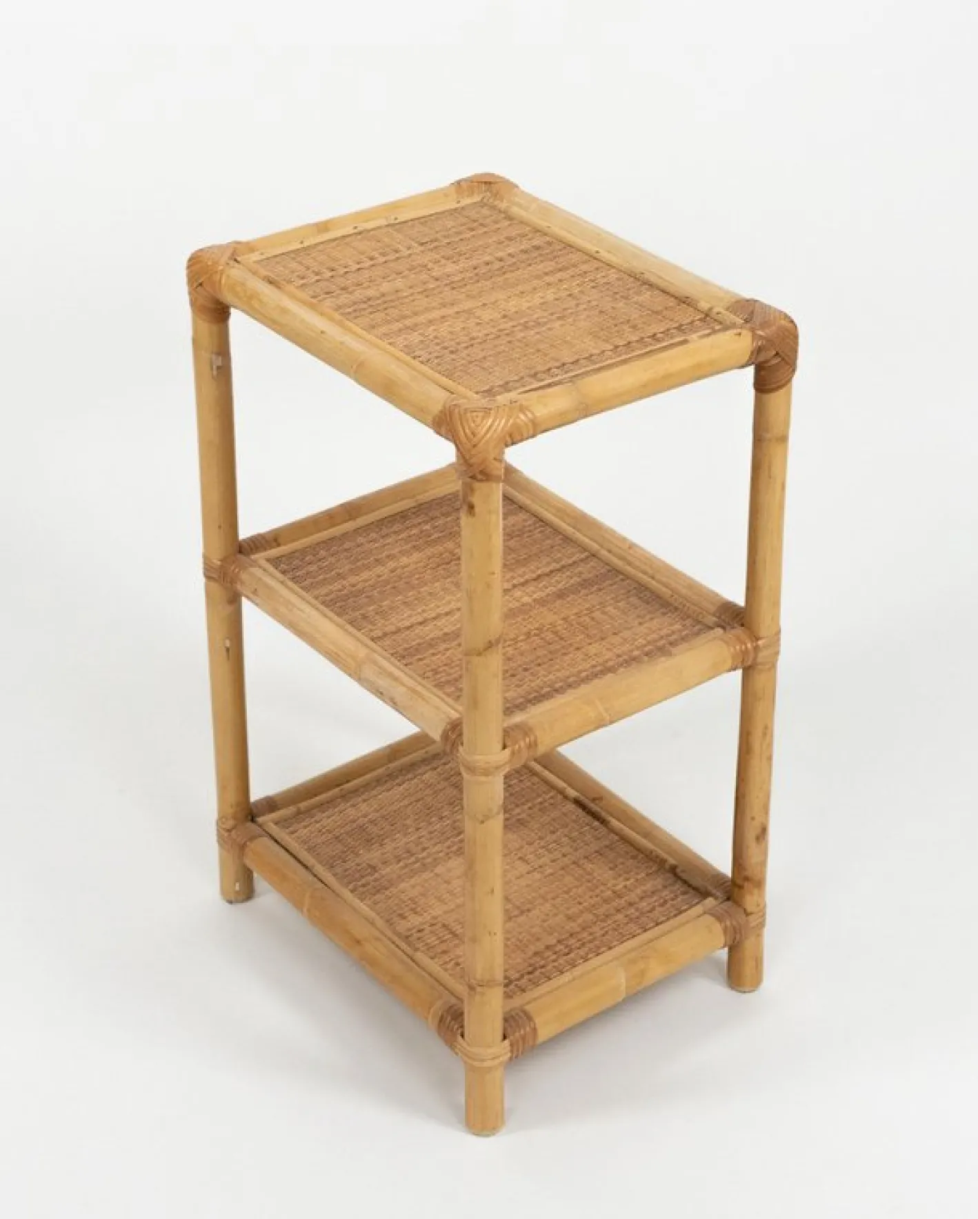Italienische Mid-Century Modern Beistelltische aus Bambus, Rattan & Korbgeflecht, 1970er, 2er Set