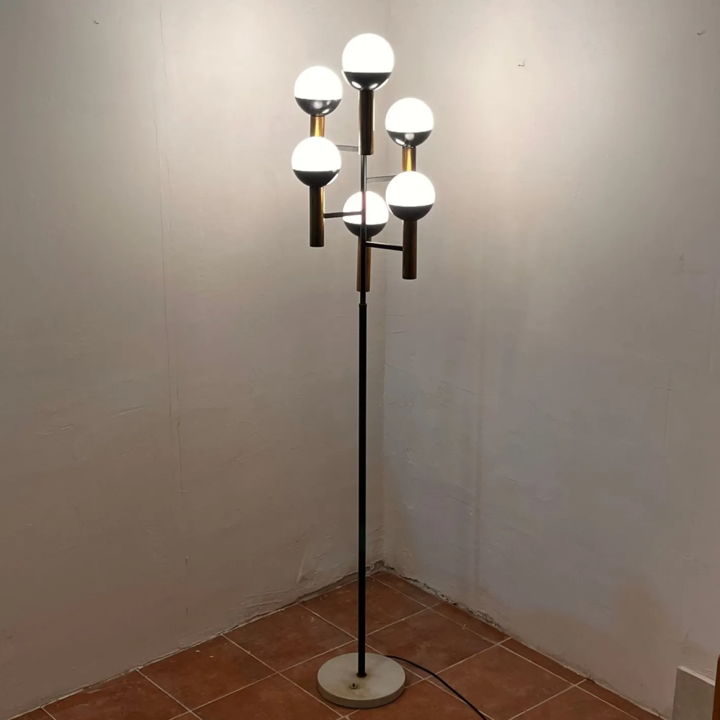 Italienische Mid-Century Stehlampe mit Sechs Leuchten aus Messing, Lackiertem Metall und Glas, 1950er