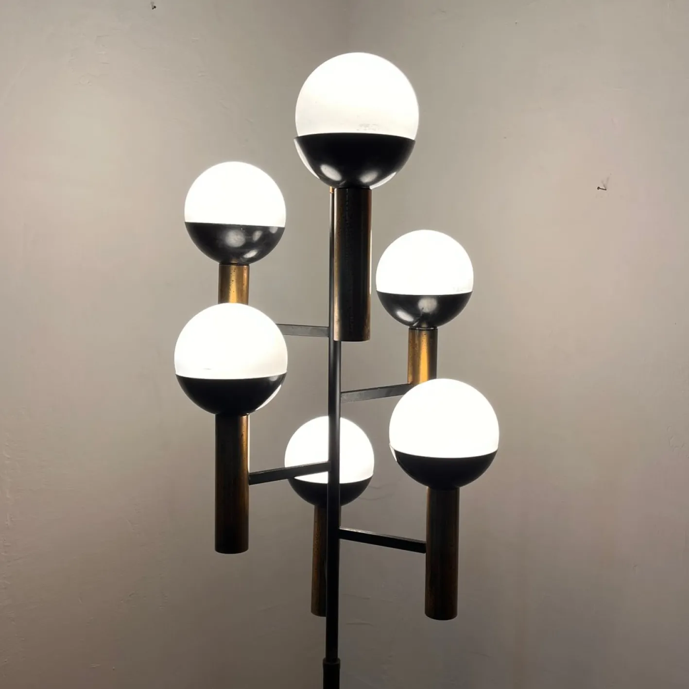 Italienische Mid-Century Stehlampe mit Sechs Leuchten aus Messing, Lackiertem Metall und Glas, 1950er