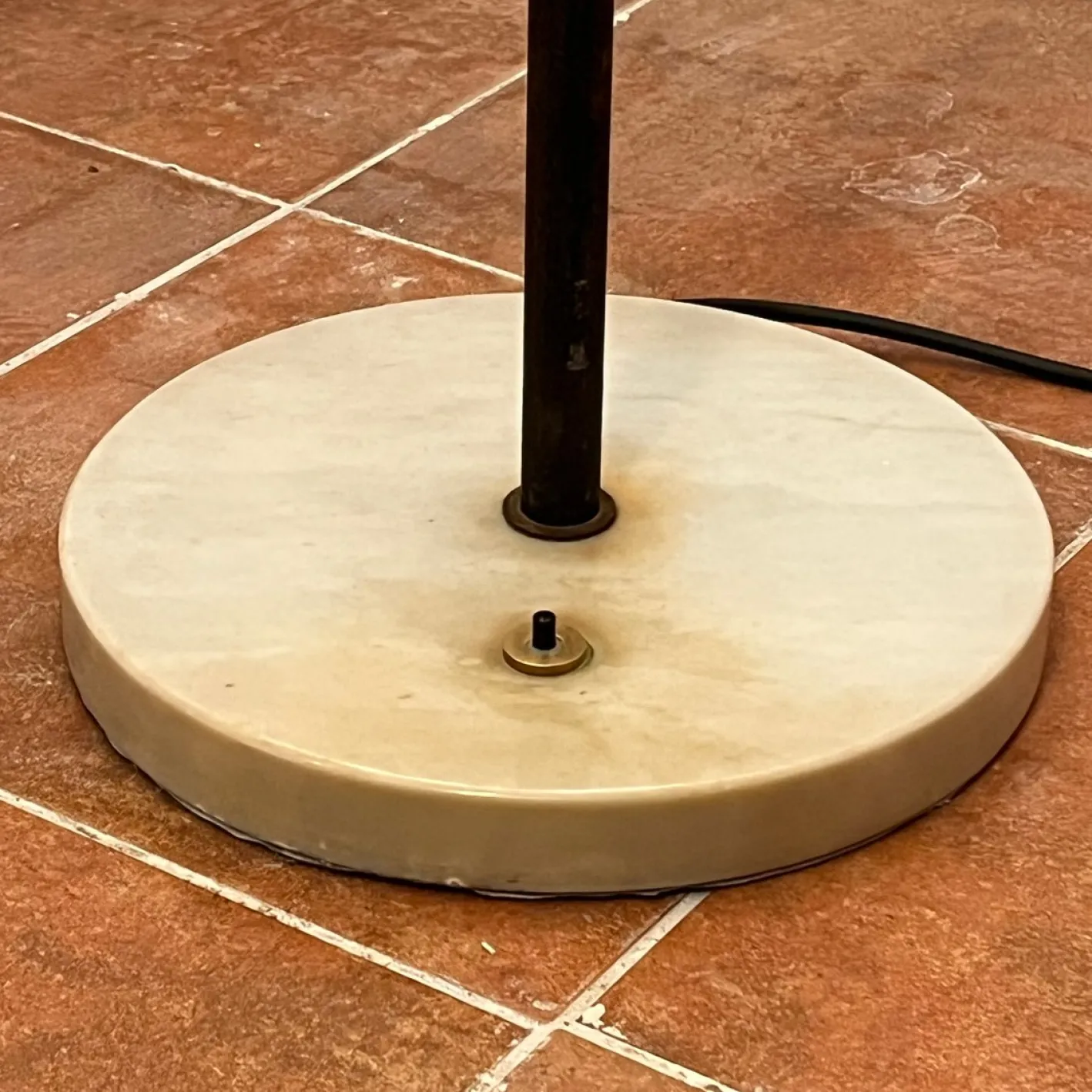 Italienische Mid-Century Stehlampe mit Sechs Leuchten aus Messing, Lackiertem Metall und Glas, 1950er