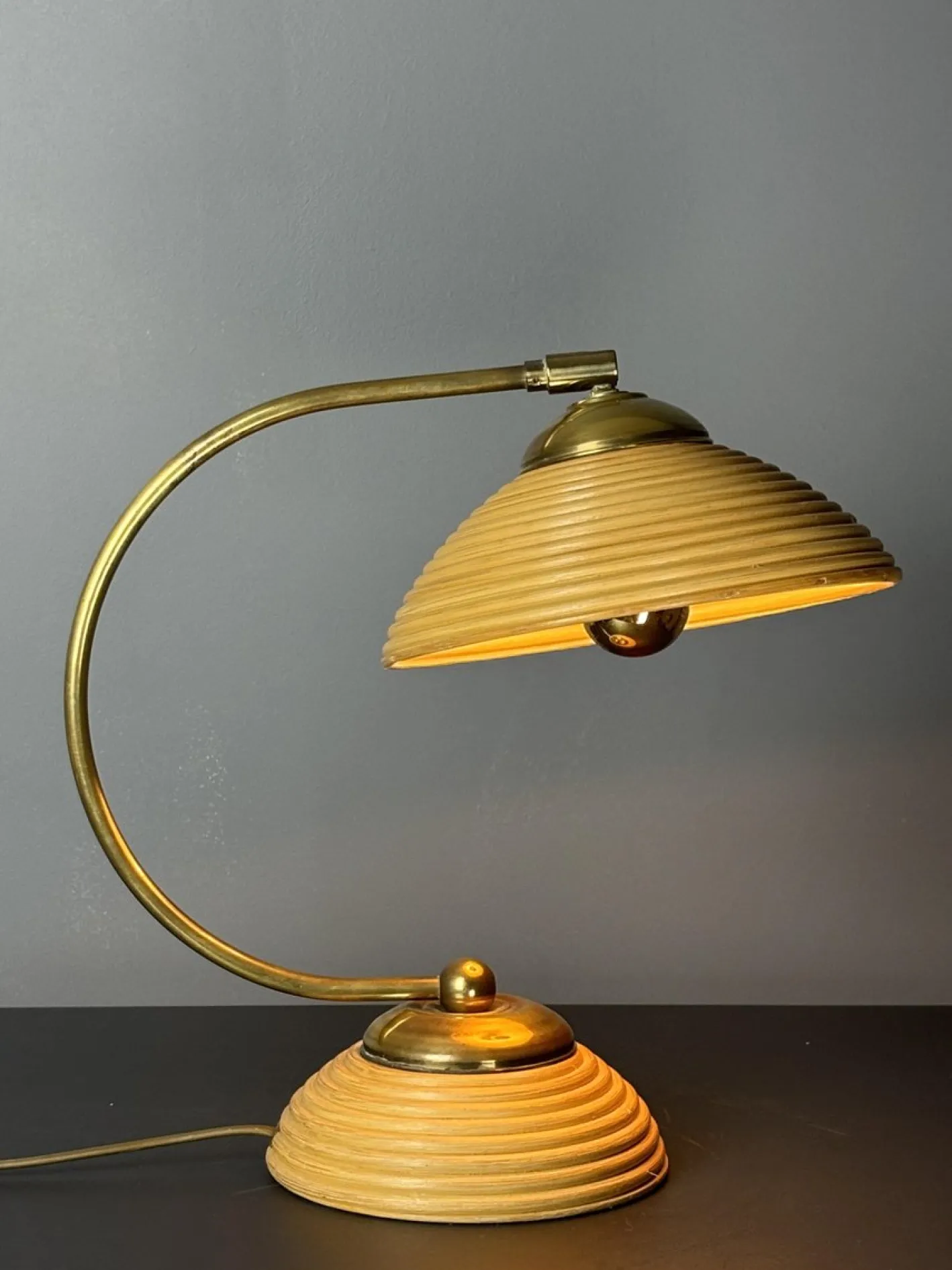 Italienische Mid-Century Tischlampe aus Rattan, Bambus & Messing, 1970er