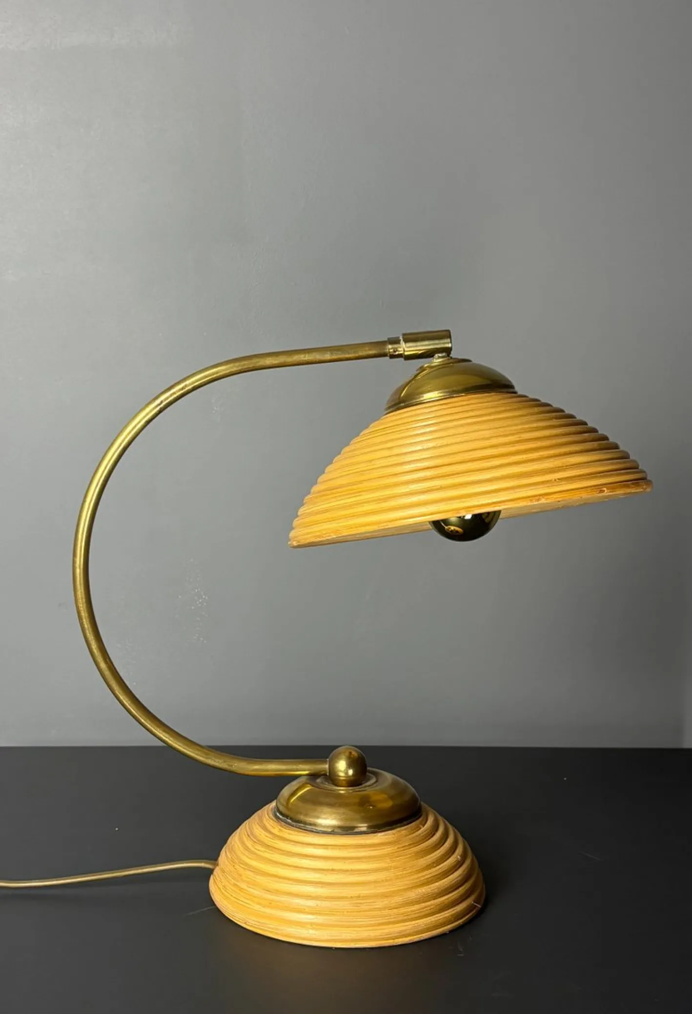 Italienische Mid-Century Tischlampe aus Rattan, Bambus & Messing, 1970er