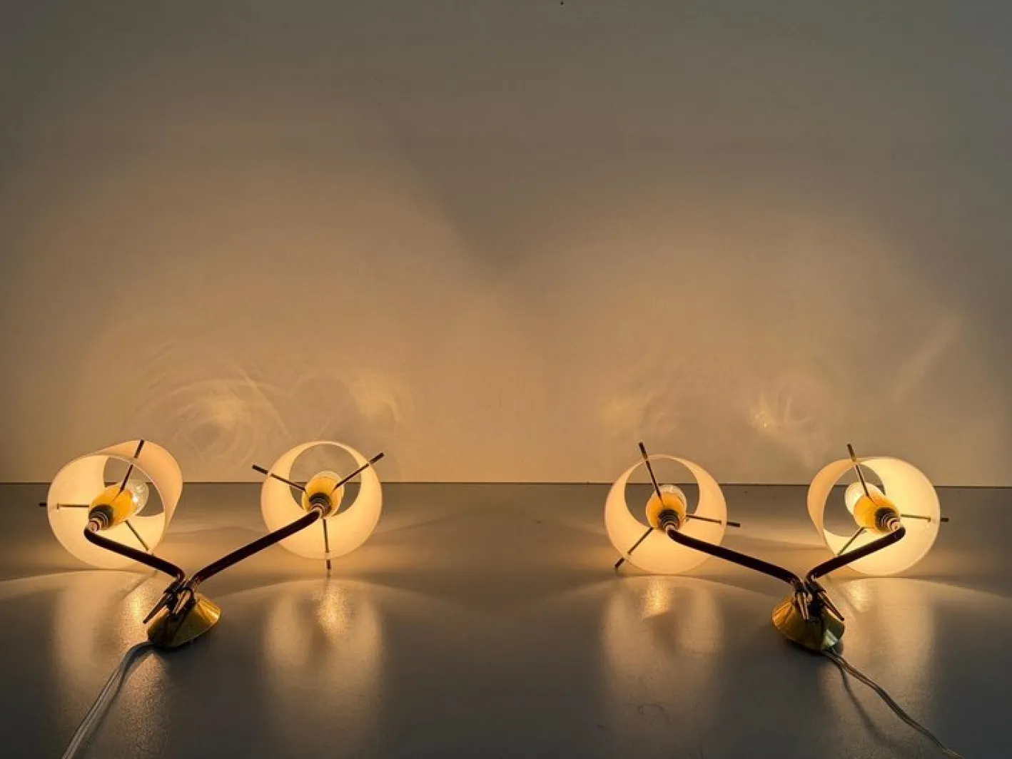 Italienische Mid-Century Wandlampen aus Glas & Messing, 1960er, 2er Set