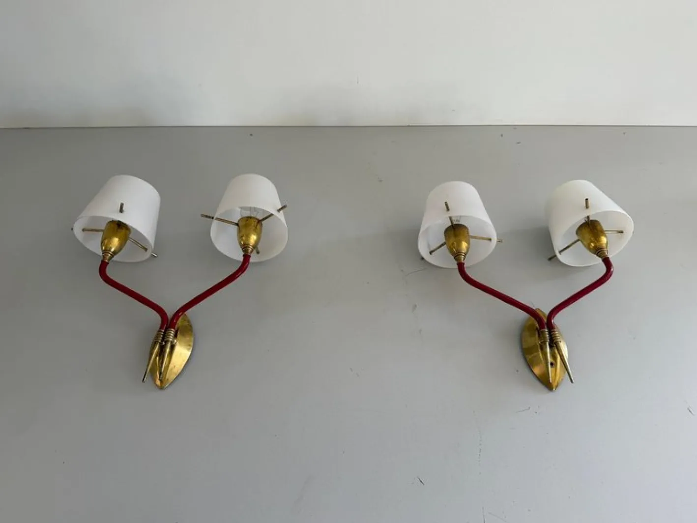 Italienische Mid-Century Wandlampen aus Glas & Messing, 1960er, 2er Set