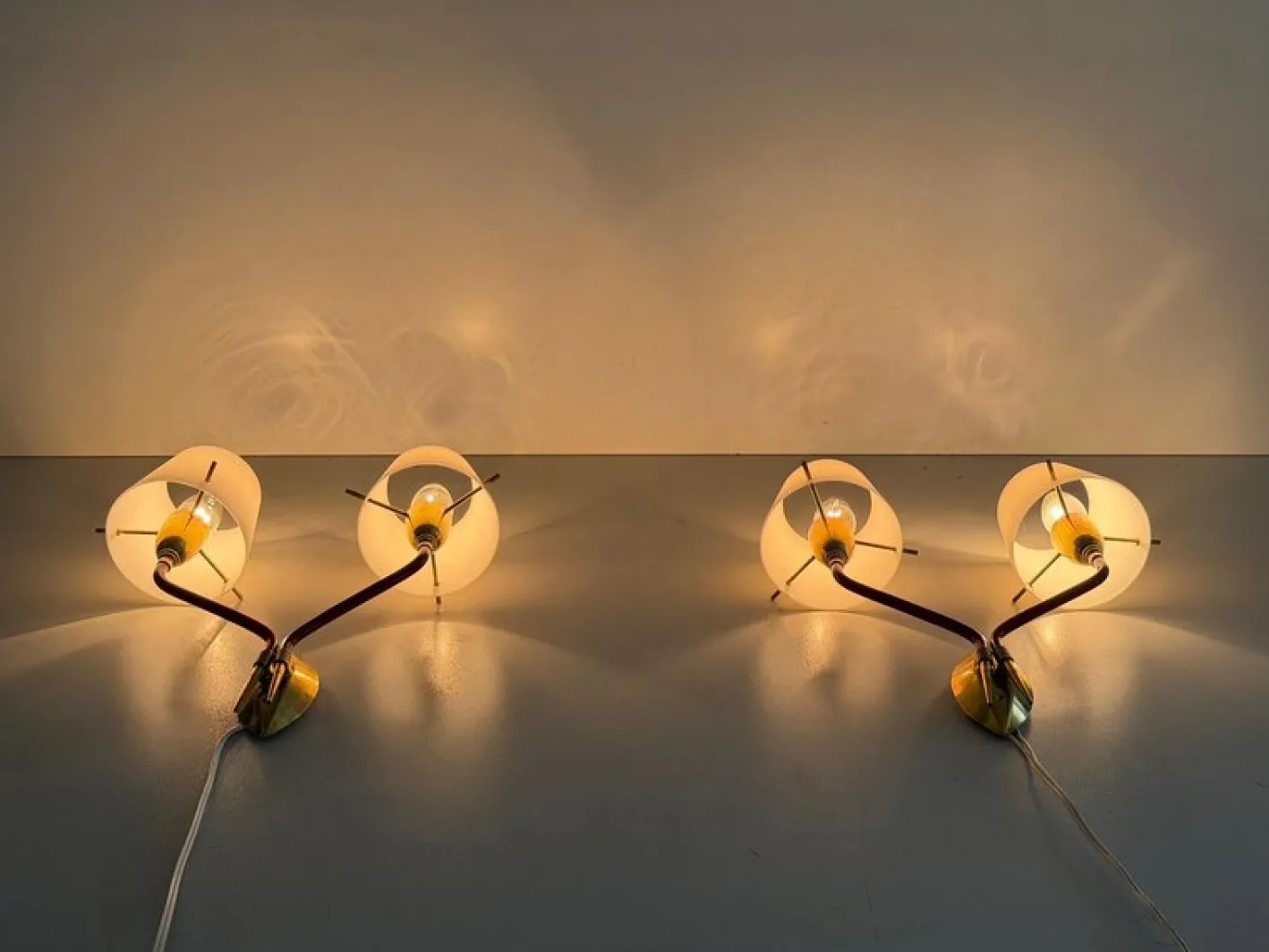 Italienische Mid-Century Wandlampen aus Glas & Messing, 1960er, 2er Set