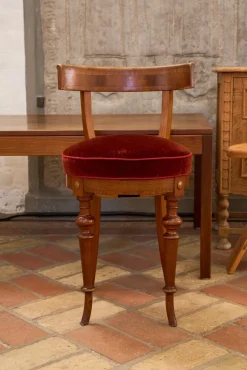 Italienischer Geschwungener Walnuss Stuhl mit Rotem Samtsitz, Frühes 20. Jh