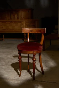 Italienischer Geschwungener Walnuss Stuhl mit Rotem Samtsitz, Frühes 20. Jh
