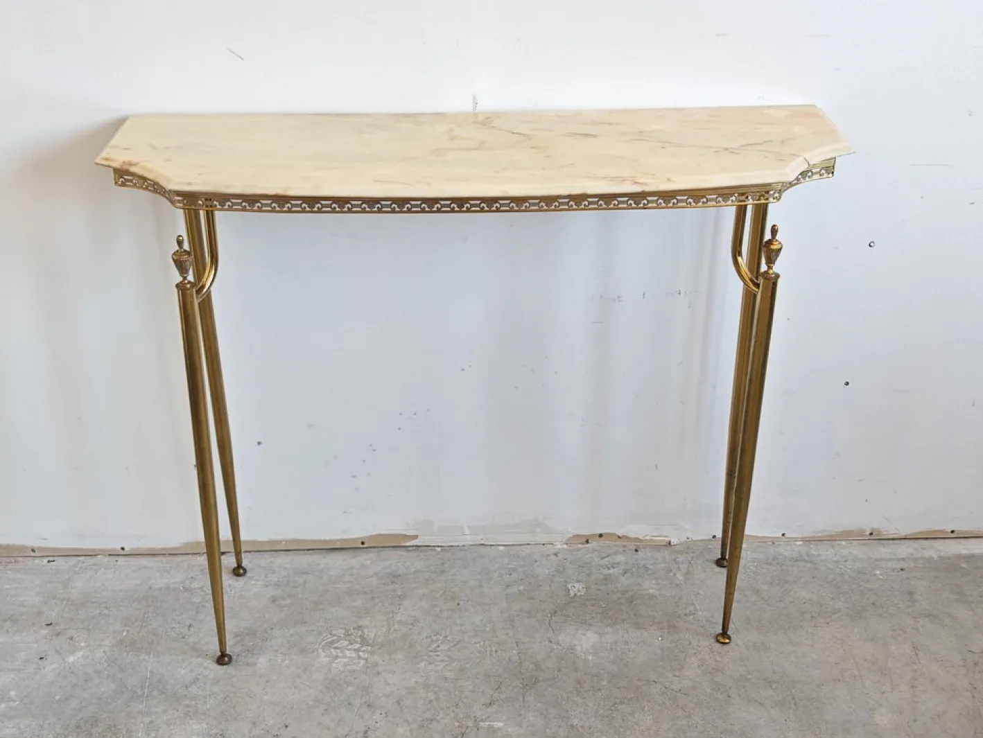 Italienischer Hollywood Regency Konsolentisch aus Messing & Marmor, 1950er