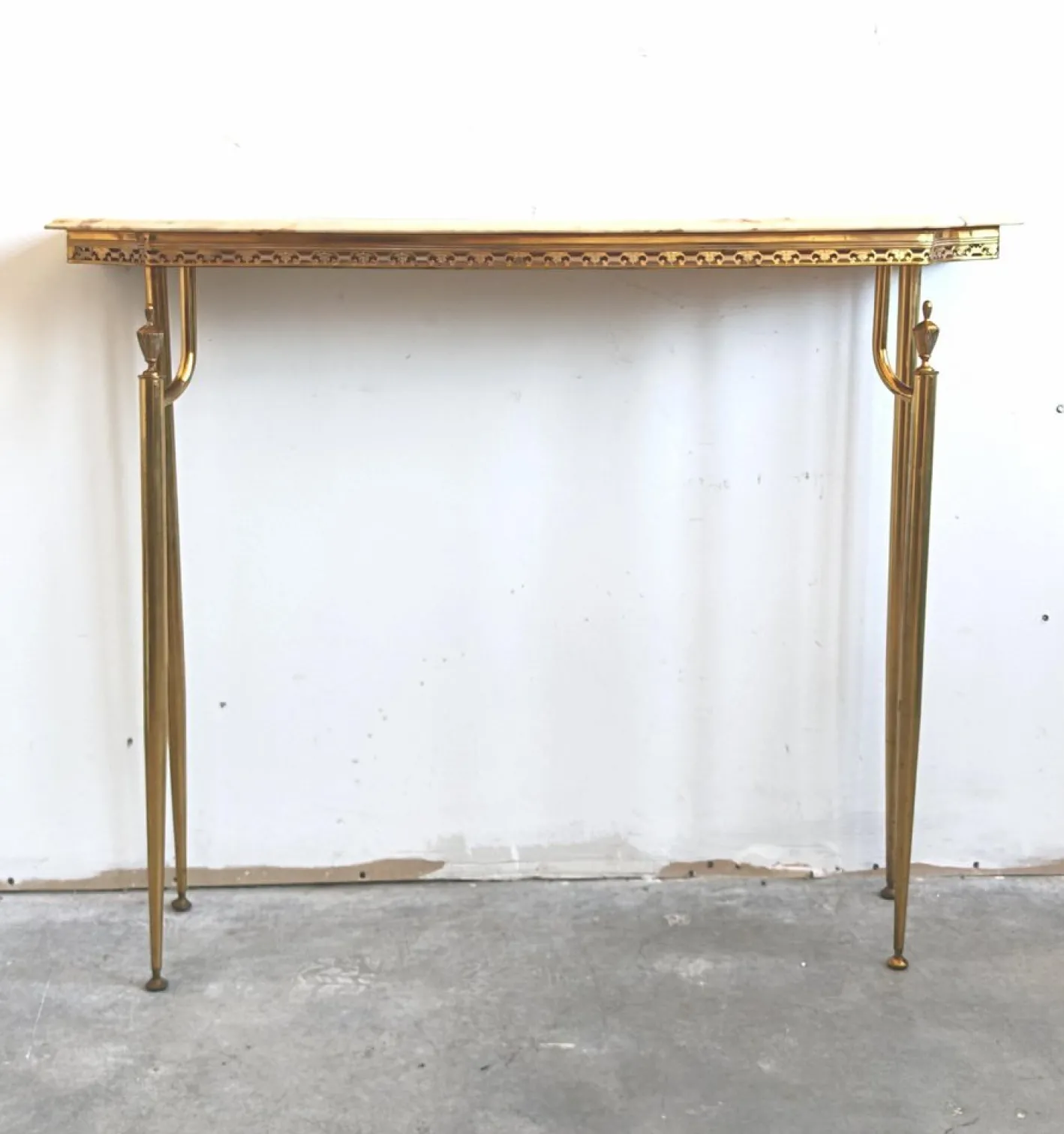 Italienischer Hollywood Regency Konsolentisch aus Messing & Marmor, 1950er