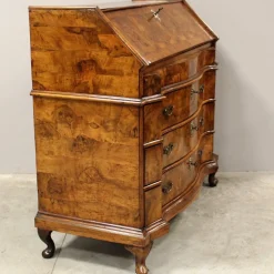 Italienischer Louis XV Sekretär aus Nussholz, 18. Jh.