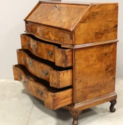 Italienischer Louis XV Sekretär aus Nussholz, 18. Jh.